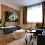Limidi Homes - Spacious 2-bedroom Centre